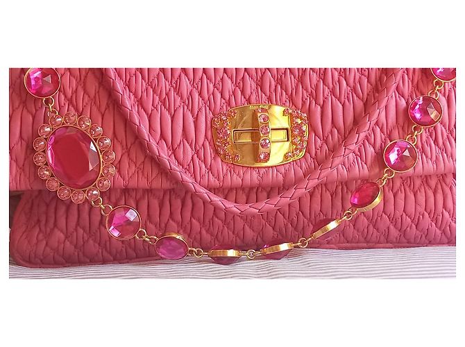 Mala de mão Miu Miu em couro acolchoado rosa com cristais - vista 6