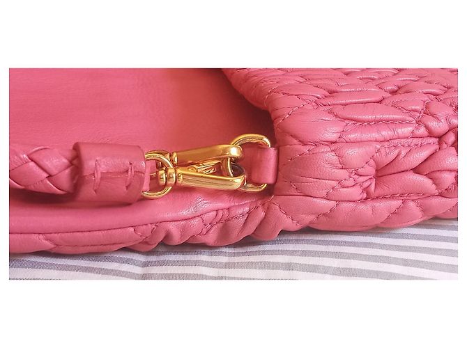 Mala de mão Miu Miu em couro acolchoado rosa com cristais - vista 9