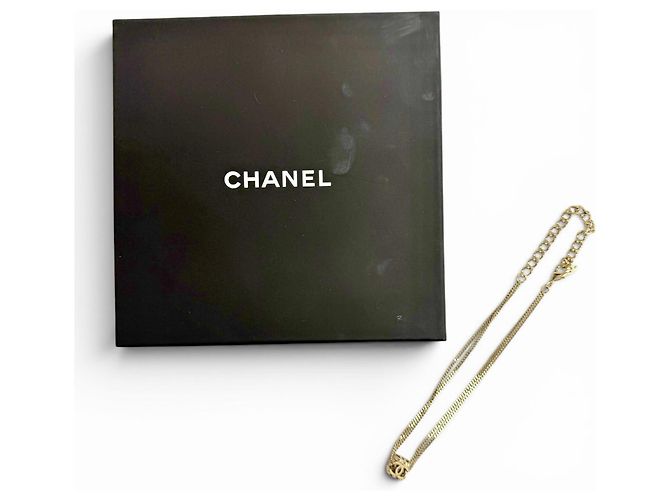 Collar Chanel A22K Gold CC Logo Cube Dorado - vista 2