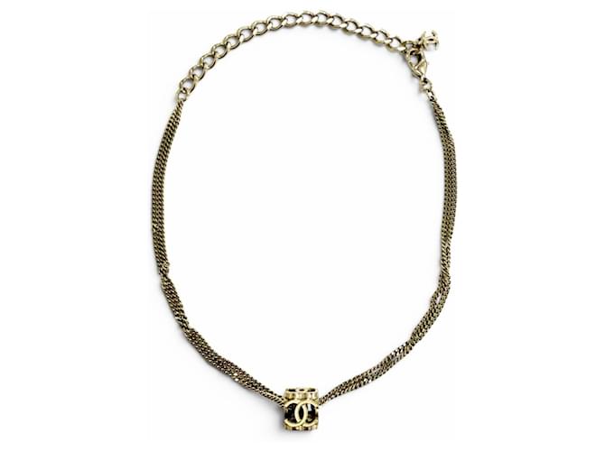 Collar Chanel A22K Gold CC Logo Cube Dorado - vista 3
