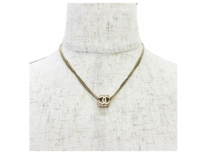 Collar Chanel A22K Gold CC Logo Cube Dorado - vista 4