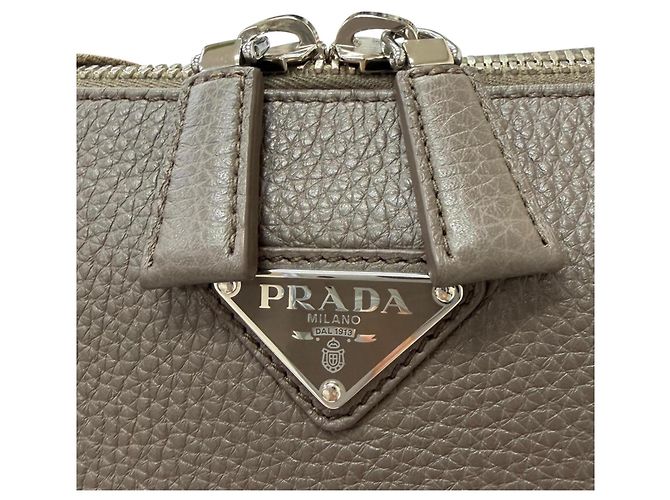 Borsa a tracolla in pelle Vitello Daino con logo triangolo Prada Grigio - vista 8