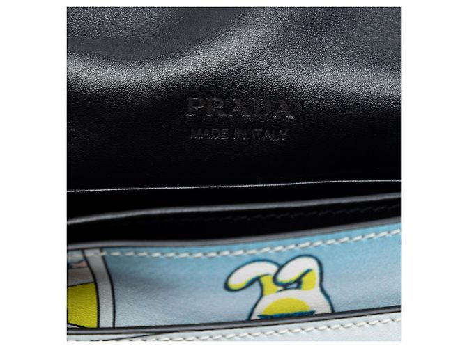 Prada Elektra Clutch aus weißem Leder mit Comic-Print und Nieten - Ansicht 5