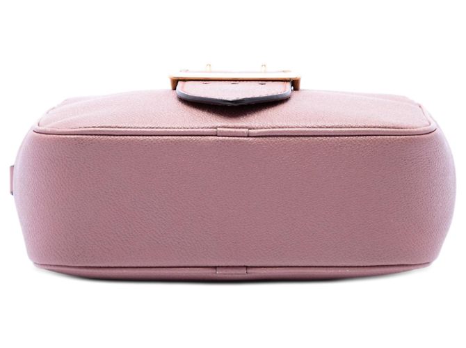 Burberry Bolsa transversal pequena em couro granulado macio rosa com fivela - vista 3