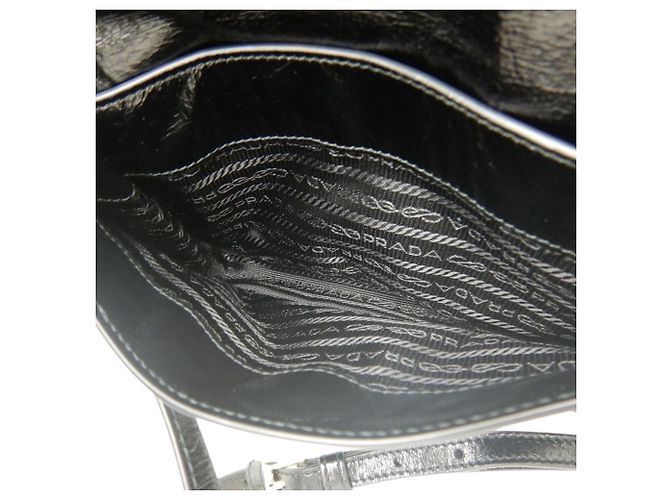 Borsa a tracolla Prada in pelle di vitello stropicciata nera Nero - vista 7