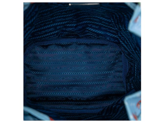 Saffiano Cappello Tessuto Blu Prada e Sacchetto con Corda in Cactus Blu chiaro - vista 4