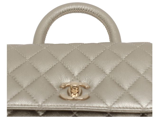 Coco Handle Borsa Chanel Gold Mini Quilted Caviar Coco Top Handle D'oro - vista 8