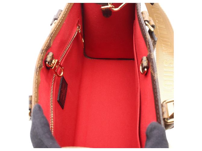 Louis Vuitton Marrone Monogram Reverse Giant OnTheGo PM - vista 3