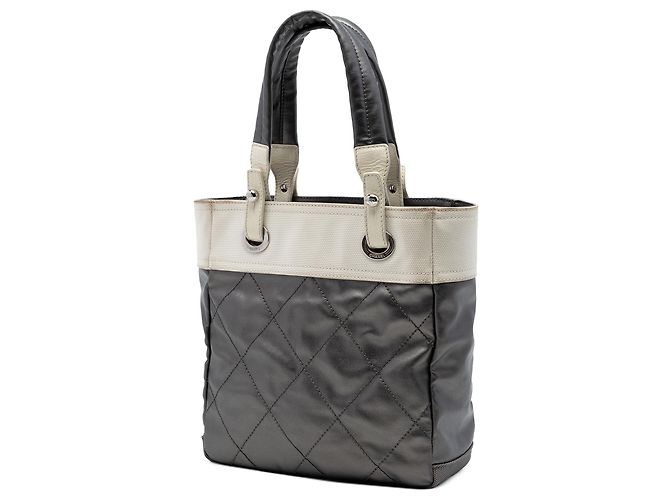 Tote Paris Biarritz Chanel Gray Small Bicolor en Coated Canvas Acolchado Castaño - vista 2