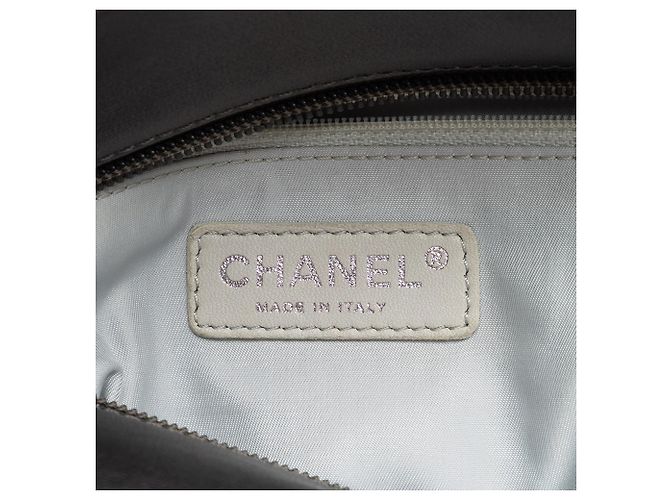 Tote Paris Biarritz Chanel Gray Small Bicolor en Coated Canvas Acolchado Castaño - vista 5