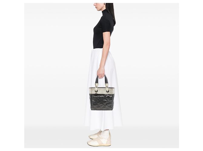 Tote Paris Biarritz Chanel Gray Small Bicolor en Coated Canvas Acolchado Castaño - vista 6