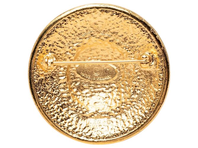 Spilla Chanel Gold CC con medaglione Sunburst placcata in oro D'oro - vista 2