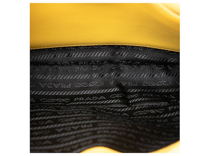 Borsa a tracolla Cleo in pelle spazzolata gialla Prada Giallo - vista 4