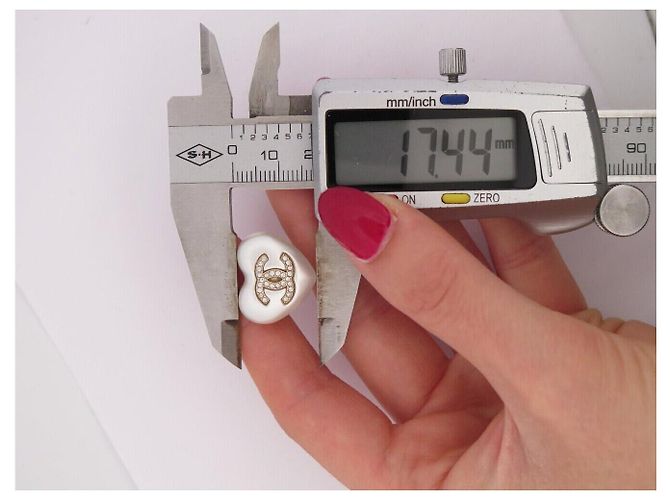 NUOVI ORECCHINI CHANEL LOGO CUORE CC IN METALLO DORATO CON STRASS D'oro - vista 8