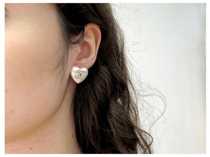 NUOVI ORECCHINI CHANEL LOGO CUORE CC IN METALLO DORATO CON STRASS D'oro - vista 9