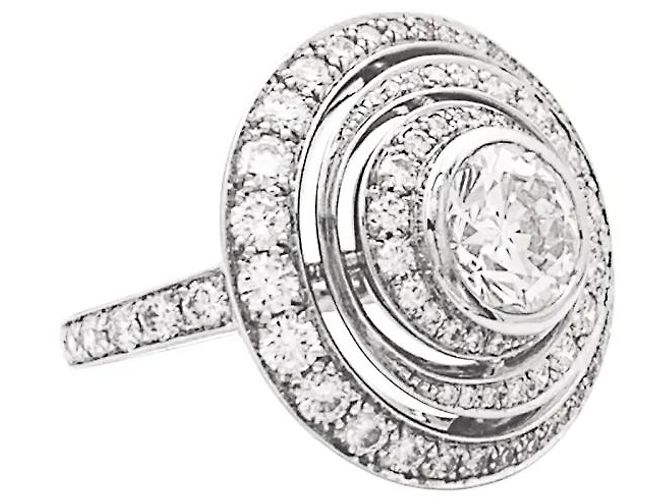 Anello Boucheron, "Idylle", oro bianco e diamanti. - vista 2