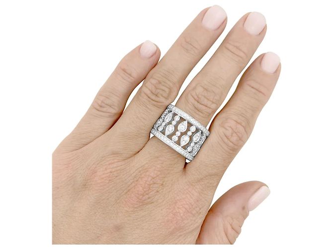 Anello Chopard, "Haute Joaillerie" in oro bianco e diamanti. - vista 6
