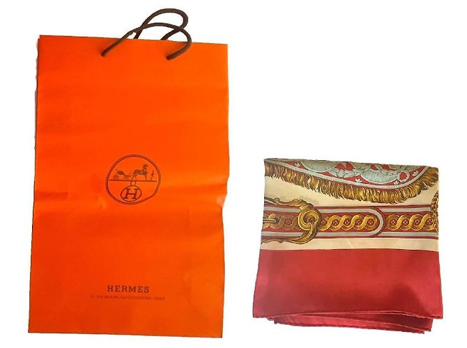 Carré Hermès Bride de Cour Foulard Seta Françoise de La Perrière Bianco Rosso Blu D'oro Crema Corallo Blu chiaro - vista 4