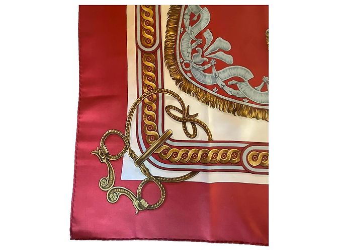 Carré Hermès Bride de Cour Foulard Seta Françoise de La Perrière Bianco Rosso Blu D'oro Crema Corallo Blu chiaro - vista 7