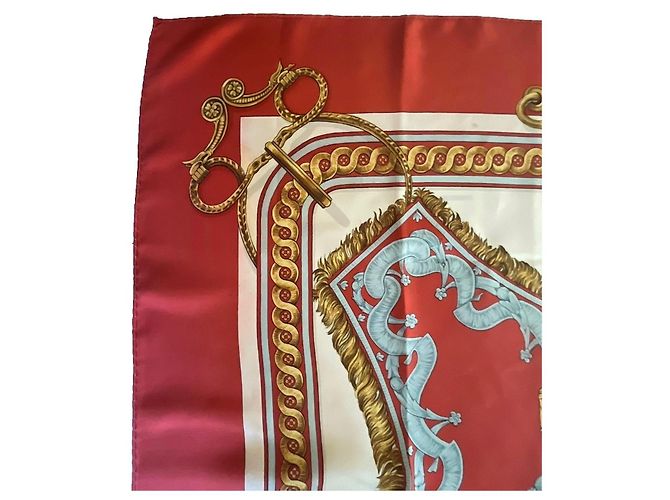 Carré Hermès Bride de Cour Foulard Seta Françoise de La Perrière Bianco Rosso Blu D'oro Crema Corallo Blu chiaro - vista 8