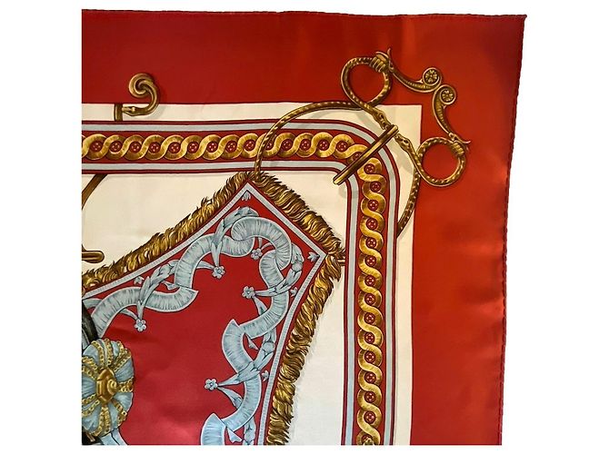Carré Hermès Bride de Cour Foulard Seta Françoise de La Perrière Bianco Rosso Blu D'oro Crema Corallo Blu chiaro - vista 9