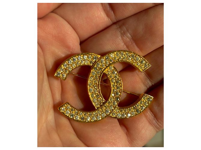 Spilla Chanel CC in Oro con Cristalli D'oro - vista 3