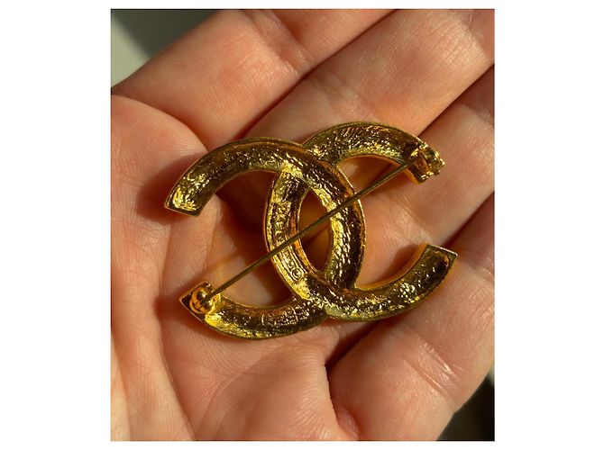 Spilla Chanel CC in Oro con Cristalli D'oro - vista 6
