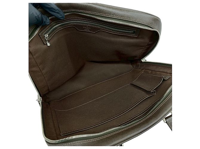 Borsa da Business Louis Vuitton Igor in pelle Taiga Marrone - vista 9
