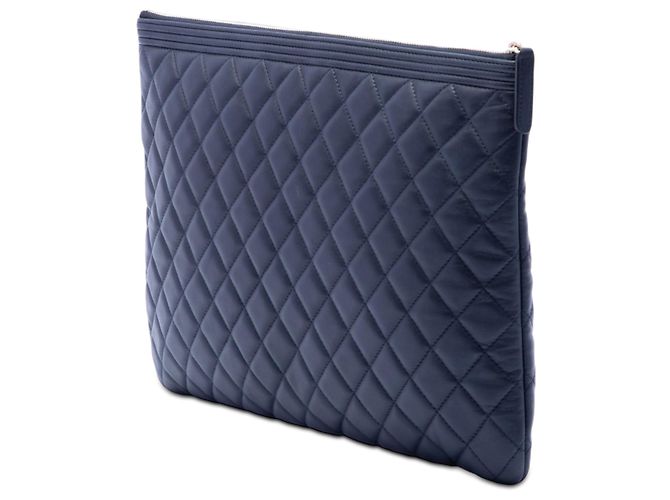 Clutch Chanel Blue Large Quilted Lambskin Boy O Case Blu navy - vista 2