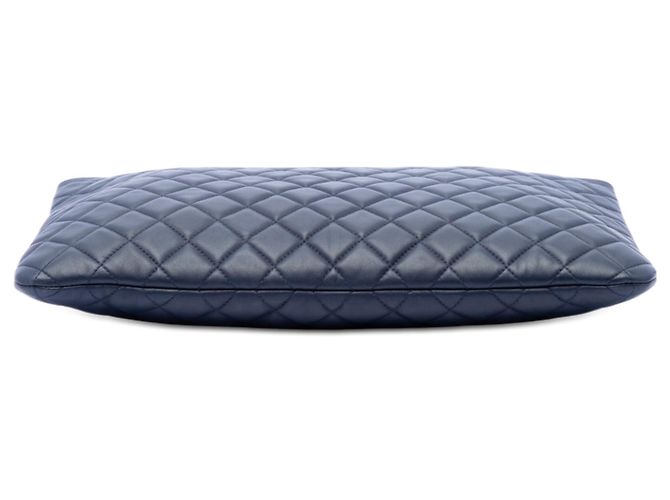 Clutch Chanel Blue Large Quilted Lambskin Boy O Case Blu navy - vista 3