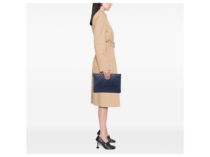 Clutch Chanel Blue Large Quilted Lambskin Boy O Case Blu navy - vista 6