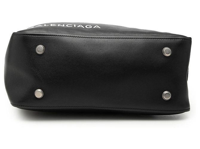 Balenciaga Triangle Duffle Bag aus Leder in Schwarz, Größe Medium - Ansicht 3