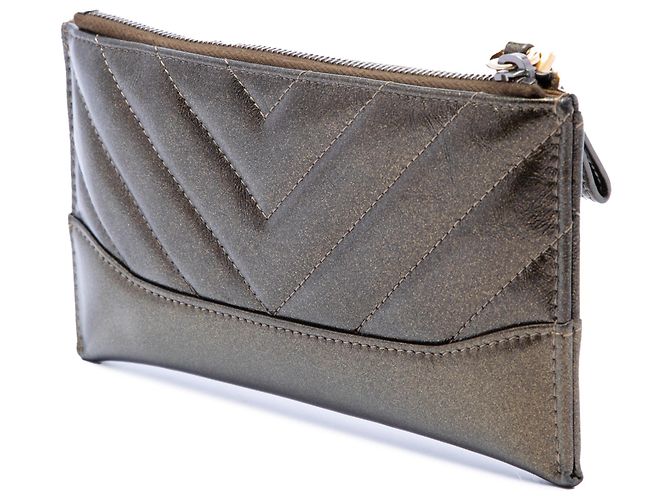 Pochette con zip Gabrielle in pelle di vitello invecchiata metallizzata con chevron marrone Chanel - vista 2