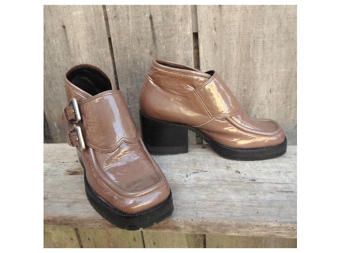 Carven Bottines en Cuir Verni Marron à Boucles - vue 2