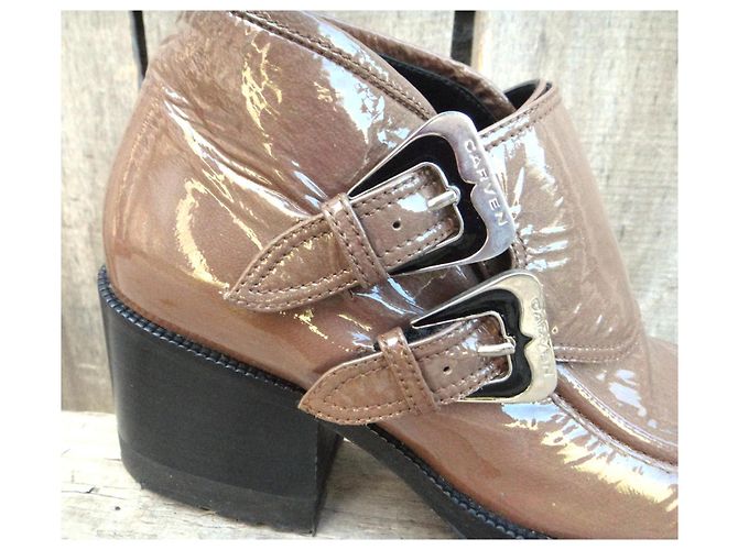 Carven Bottines en Cuir Verni Marron à Boucles - vue 3