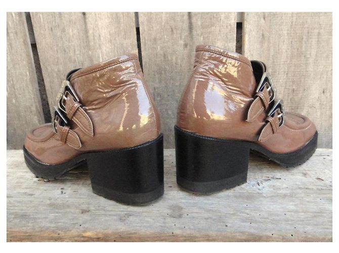 Carven Bottines en Cuir Verni Marron à Boucles - vue 4