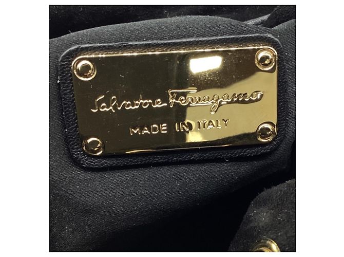 Sac seau Salvatore Ferragamo en cuir doré à effet cage - vue 10