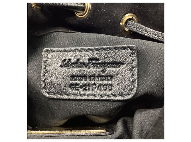 Sac seau Salvatore Ferragamo en cuir doré à effet cage - vue 11