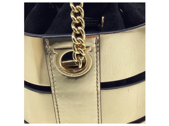 Sac seau Salvatore Ferragamo en cuir doré à effet cage - vue 6