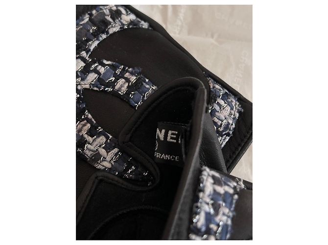 Chanel Guanti in pelle nera e tweed con logo CC Nero Bianco Blu - vista 5