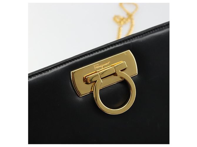 Borsa a Spalla Salvatore Ferragamo Gancini in Pelle Nera e Oro Auth 185103A Nero D'oro - vista 10