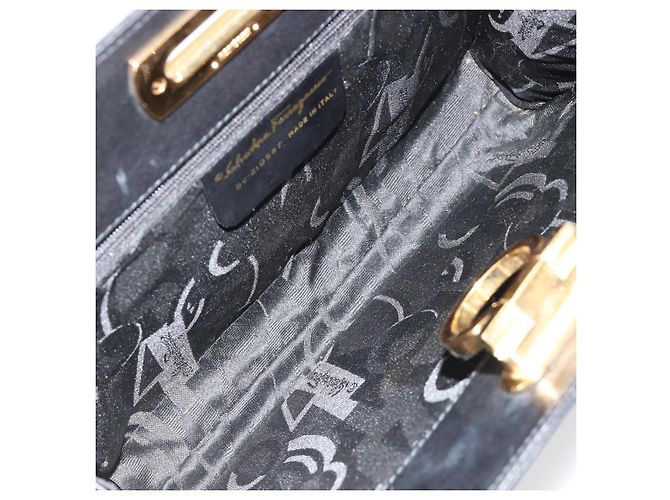 Borsa a Spalla Salvatore Ferragamo Gancini in Pelle Nera e Oro Auth 185103A Nero D'oro - vista 11