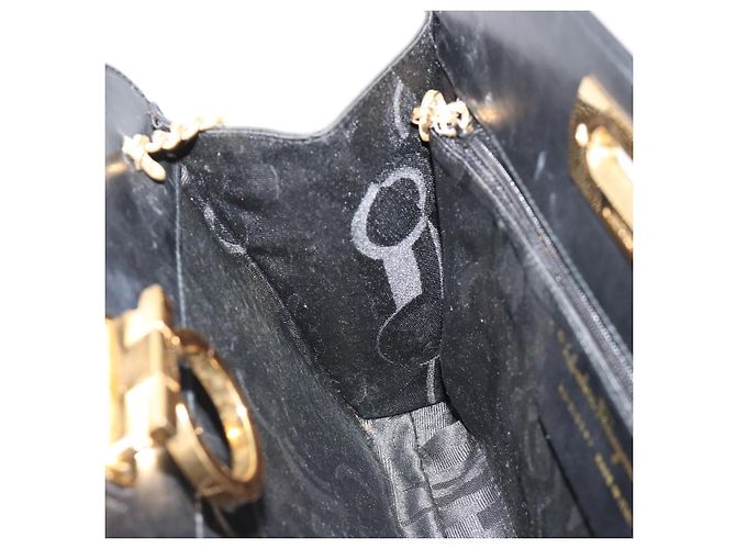 Borsa a Spalla Salvatore Ferragamo Gancini in Pelle Nera e Oro Auth 185103A Nero D'oro - vista 18