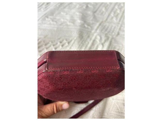 Gucci Borsa a tracolla rotonda in tela monogramma e pelle bordeaux Bordò - vista 8