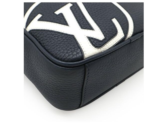 Borsa a tracolla Louis Vuitton LV Circle Danube PM Taurillon Blu - vista 3