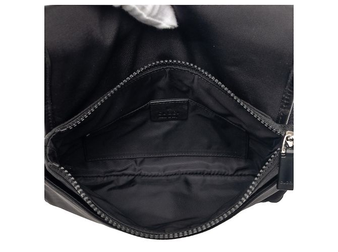 Gucci Gürteltasche aus schwarzem Nylon mit Interlocking G Web-Muster - Ansicht 4
