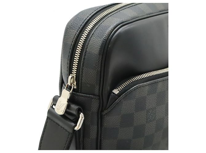 Borsa a Spalla Louis Vuitton Dayton PM Damier Graphite Nero Grigio - vista 4