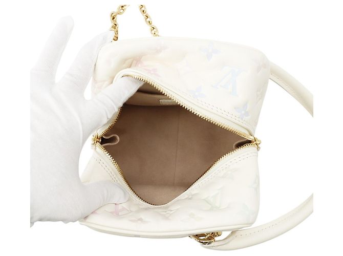 Borsa quadrata con monogramma in rilievo Louis Vuitton M23059 Bianco Multicolore - vista 6