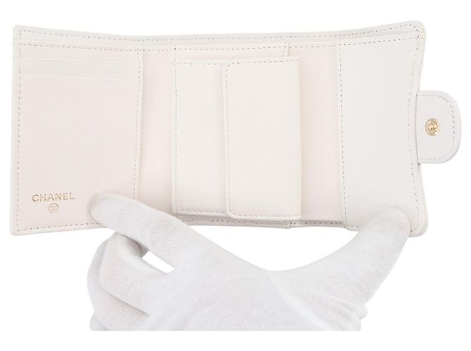 Cartera tríptico Chanel en piel de becerro granulado blanco - vista 4