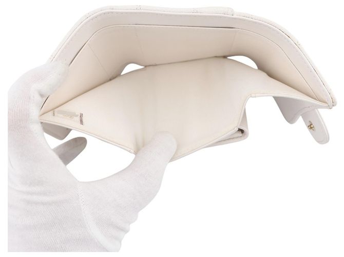 Cartera tríptico Chanel en piel de becerro granulado blanco - vista 5